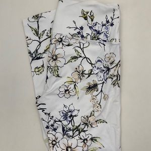 Rare White Floral Victoria Sport Knockout Legging